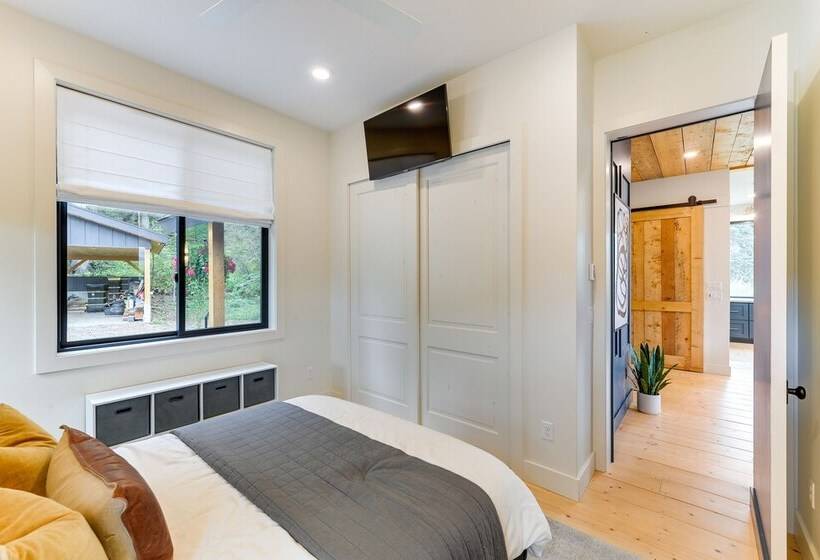 Modern Turnerville Cabin W/ Hot Tub & Scenic Views