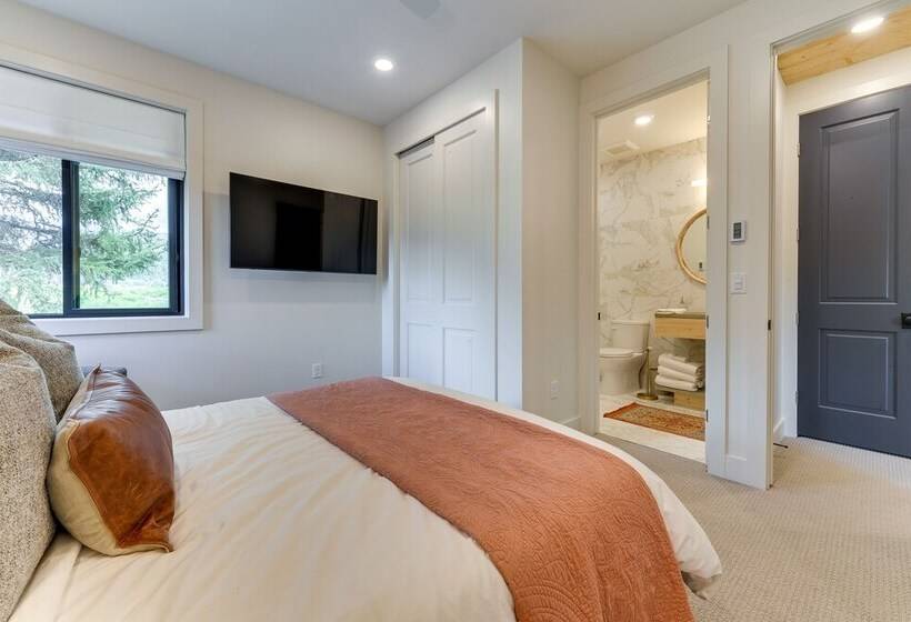 Modern Turnerville Cabin W/ Hot Tub & Scenic Views