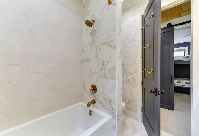 Modern Turnerville Cabin W/ Hot Tub & Scenic Views