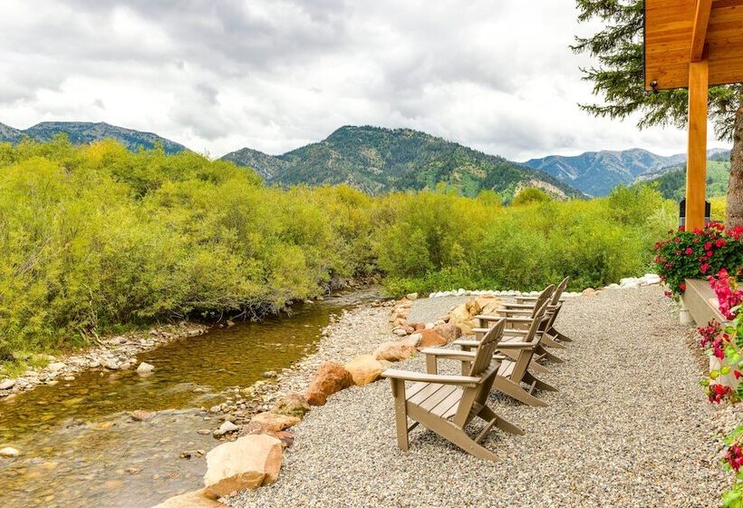 Modern Turnerville Cabin W/ Hot Tub & Scenic Views