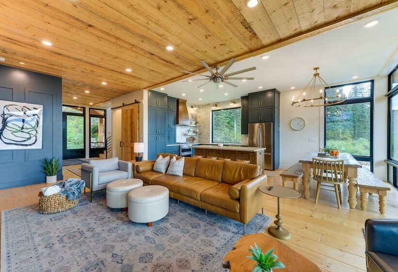 Modern Turnerville Cabin W/ Hot Tub & Scenic Views