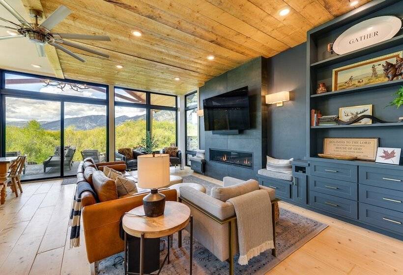 Modern Turnerville Cabin W/ Hot Tub & Scenic Views