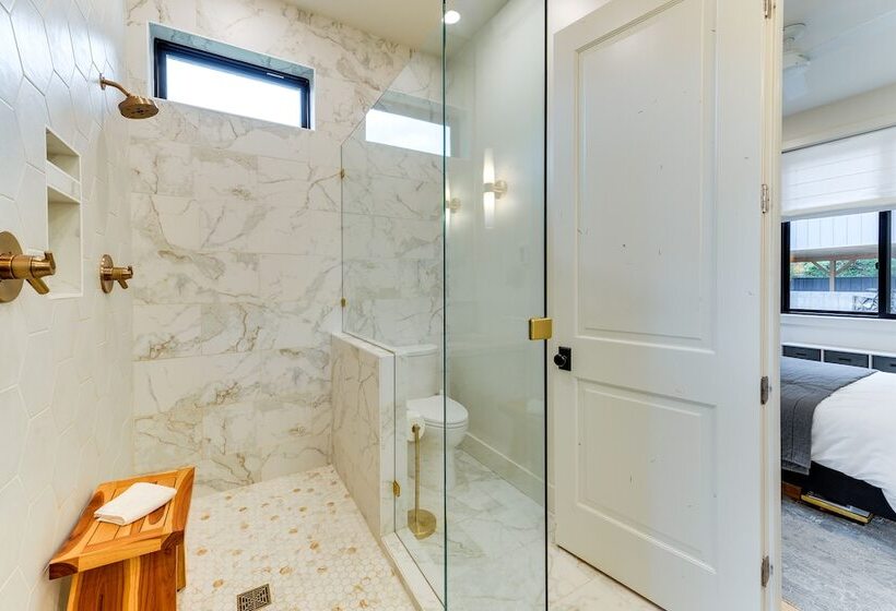 Modern Turnerville Cabin W/ Hot Tub & Scenic Views