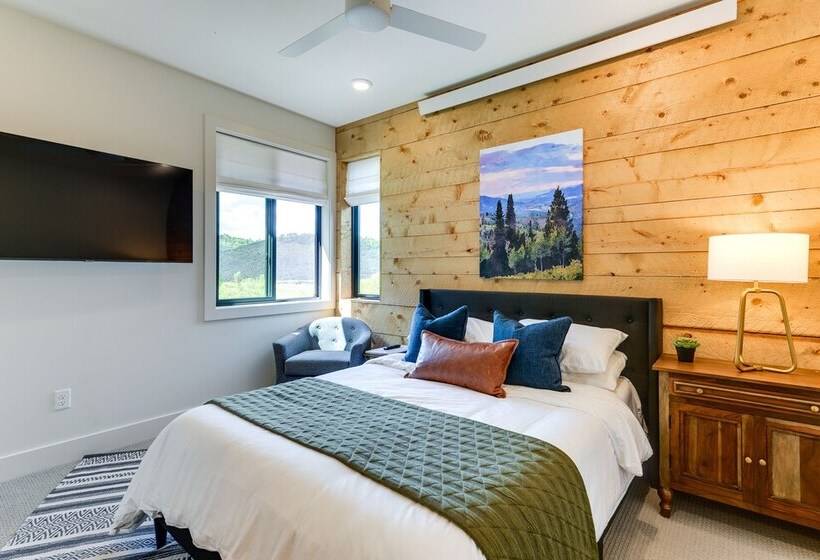 Modern Turnerville Cabin W/ Hot Tub & Scenic Views