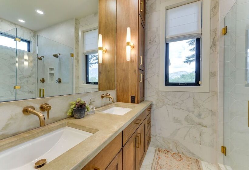 Modern Turnerville Cabin W/ Hot Tub & Scenic Views