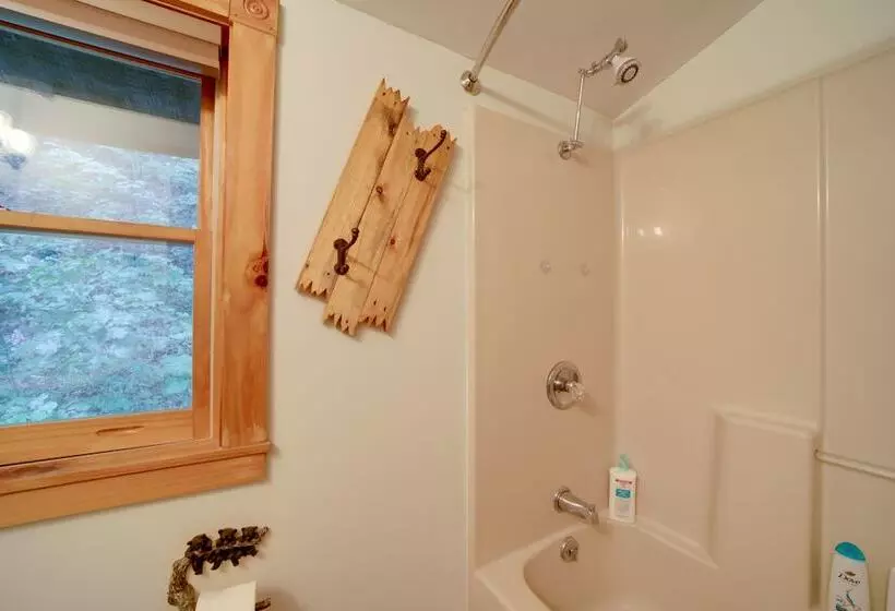 Mountain View Cabin W/ Hot Tub: 27 Mi To Asheville