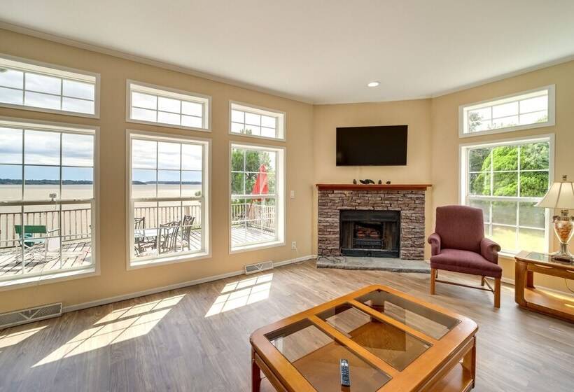 Pet Friendly Checotah Home W/ Deck & Lake Views!