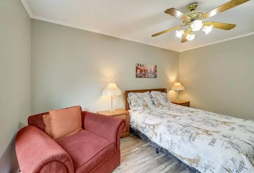 Pet Friendly Checotah Home W/ Deck & Lake Views!