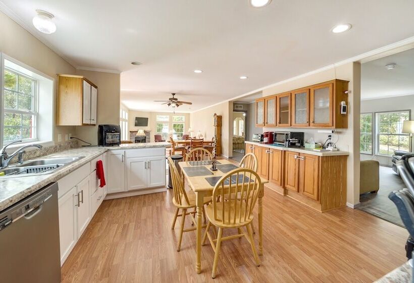 Pet Friendly Checotah Home W/ Deck & Lake Views!