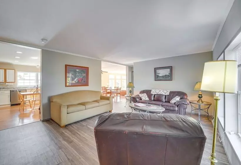 Pet Friendly Checotah Home W/ Deck & Lake Views!