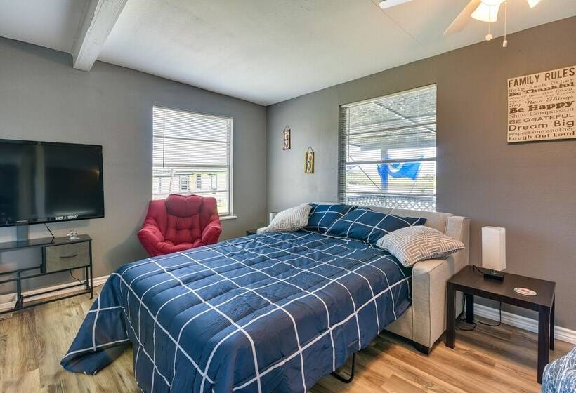 Texas Escape W/ Deck & Fenced In Yard!