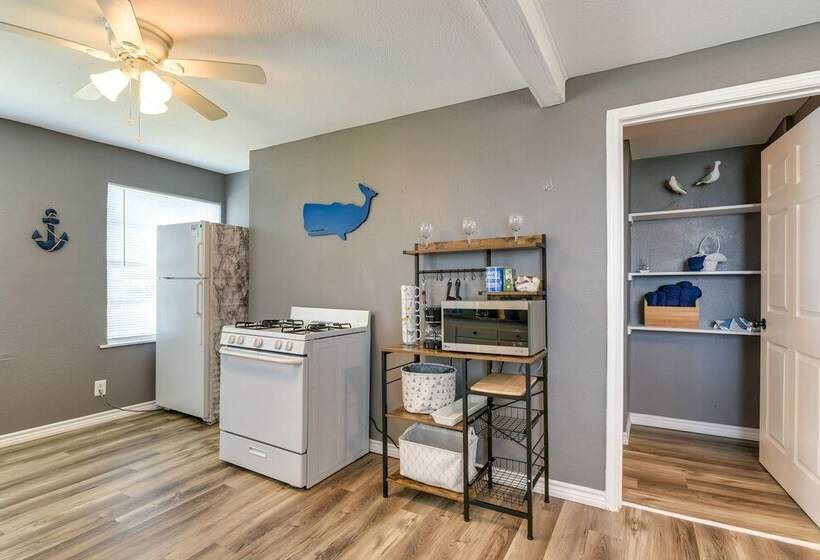 Texas Escape W/ Deck & Fenced In Yard!