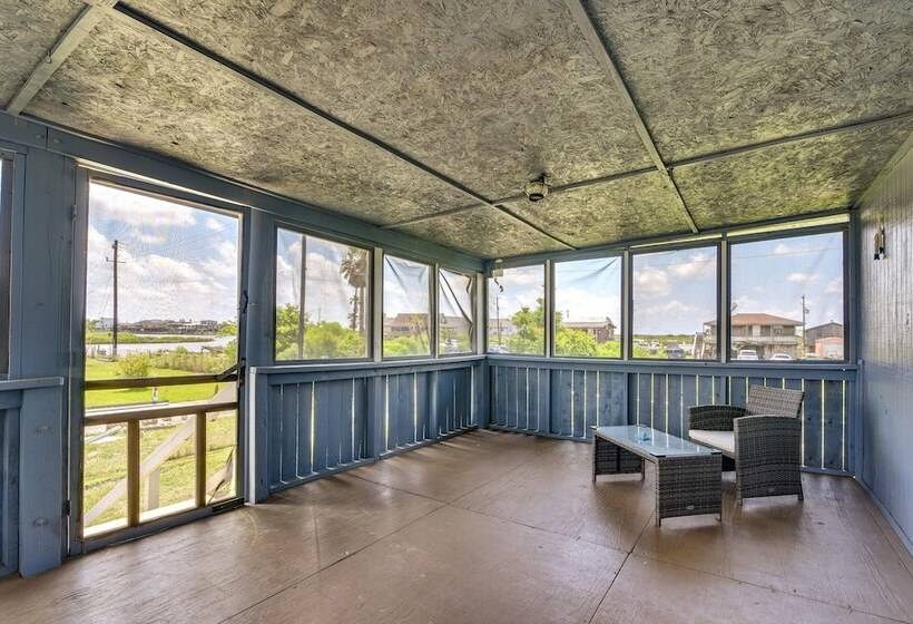 Texas Escape W/ Deck & Fenced In Yard!