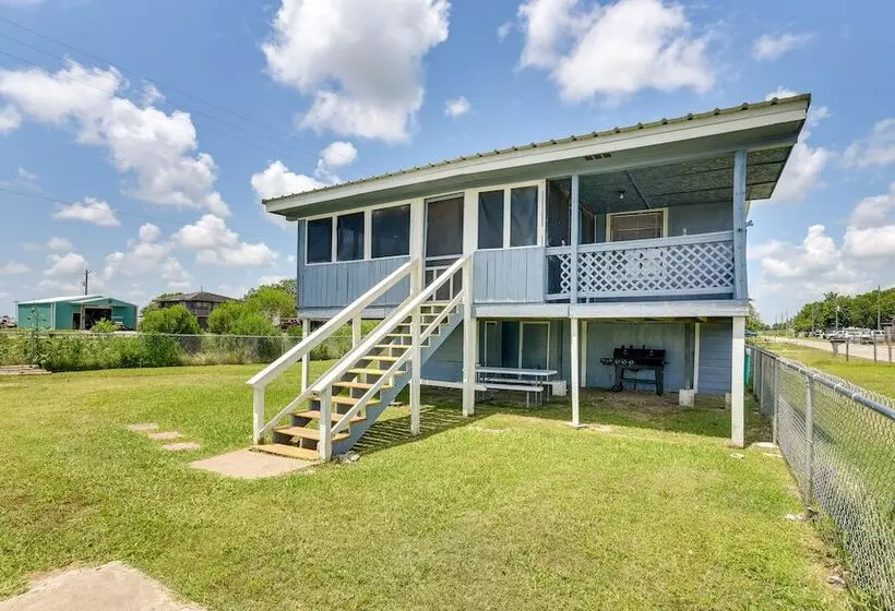 Texas Escape W/ Deck & Fenced In Yard!