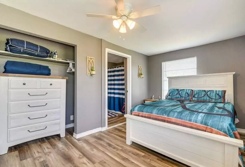 Texas Escape W/ Deck & Fenced In Yard!