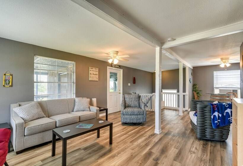 Texas Escape W/ Deck & Fenced In Yard!