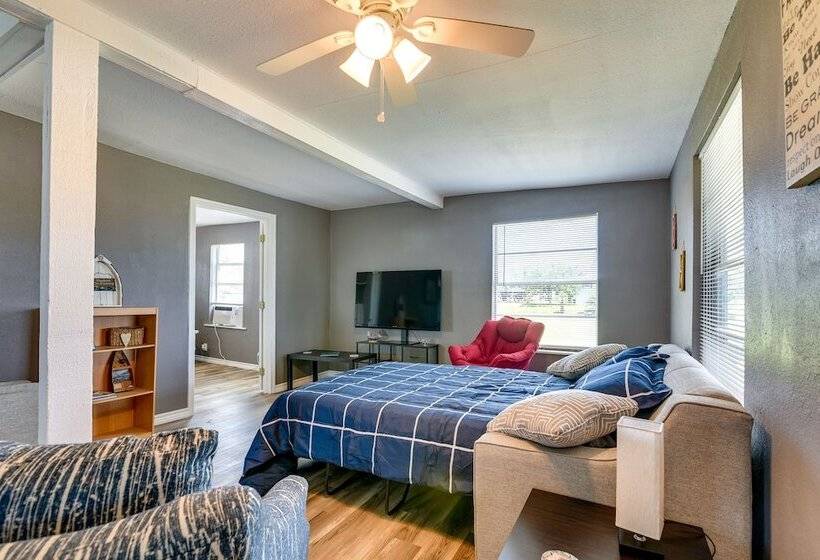 Texas Escape W/ Deck & Fenced In Yard!