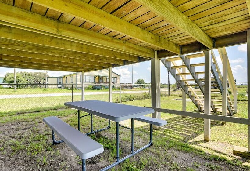 Texas Escape W/ Deck & Fenced In Yard!