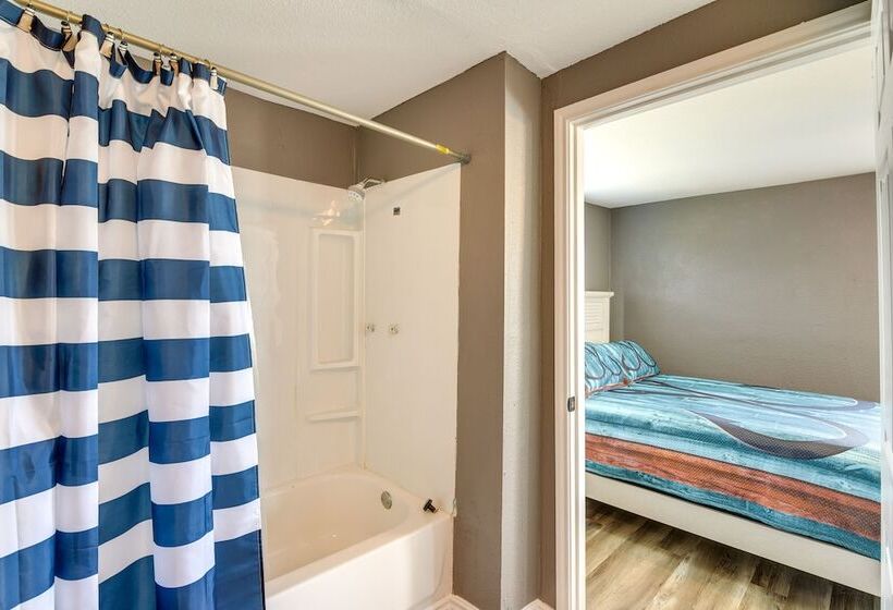 Texas Escape W/ Deck & Fenced In Yard!