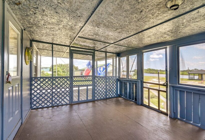 Texas Escape W/ Deck & Fenced In Yard!