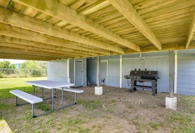 Texas Escape W/ Deck & Fenced In Yard!