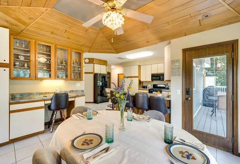 Spacious Beloit Retreat: Close To Parks & Trails!