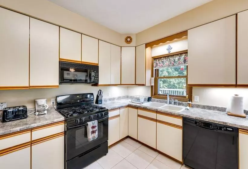 Spacious Beloit Retreat: Close To Parks & Trails!