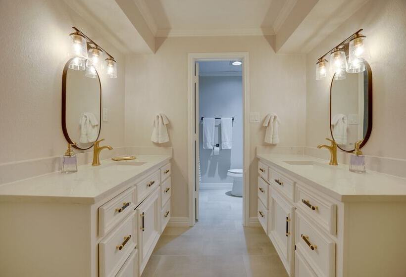 Poolside Oasis Near Medical Center & Nrg Stadium!