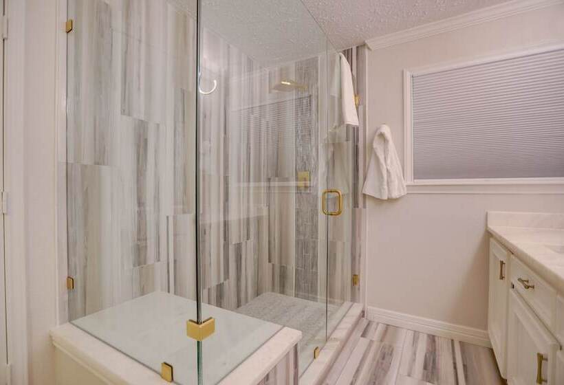 Poolside Oasis Near Medical Center & Nrg Stadium!