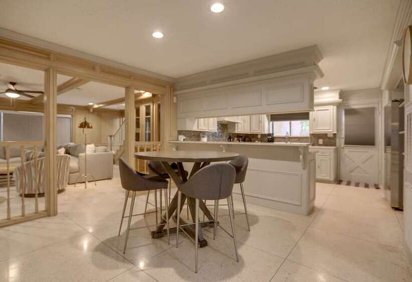 Poolside Oasis Near Medical Center & Nrg Stadium!