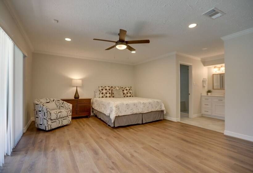 Poolside Oasis Near Medical Center & Nrg Stadium!