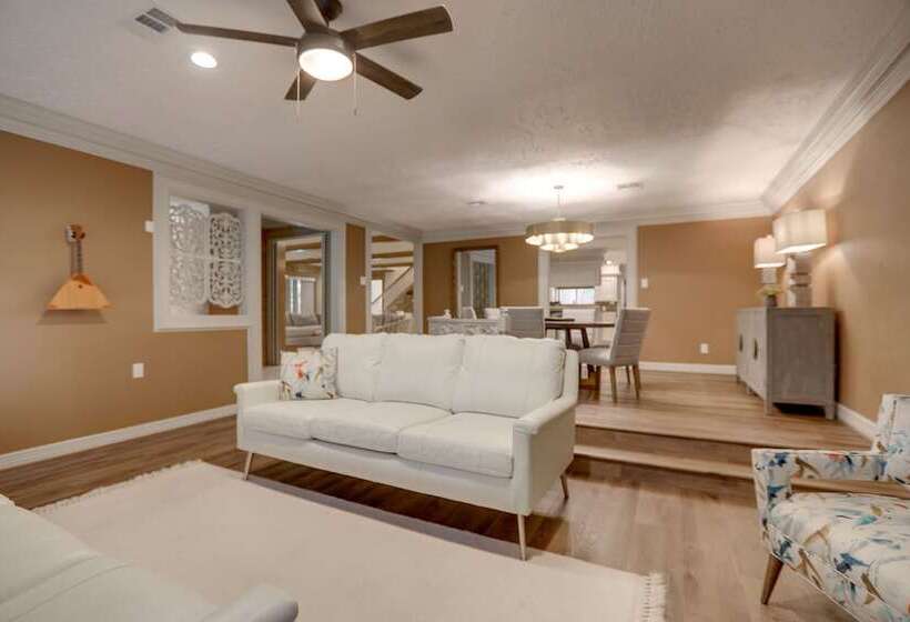 Poolside Oasis Near Medical Center & Nrg Stadium!