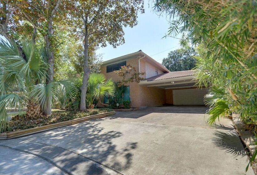 Poolside Oasis Near Medical Center & Nrg Stadium!