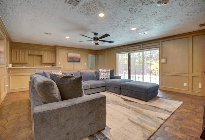 Poolside Oasis Near Medical Center & Nrg Stadium!
