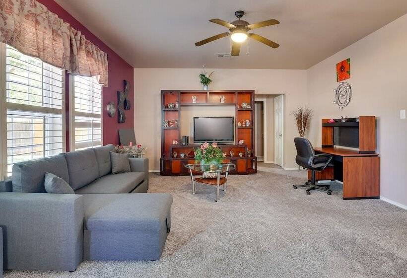 Spacious Texas Abode W/ Deck & Fenced In Yard!