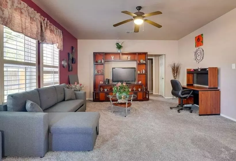 Spacious Texas Abode W/ Deck & Fenced In Yard!