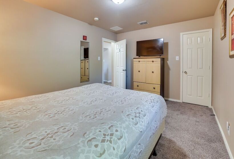 Spacious Texas Abode W/ Deck & Fenced In Yard!