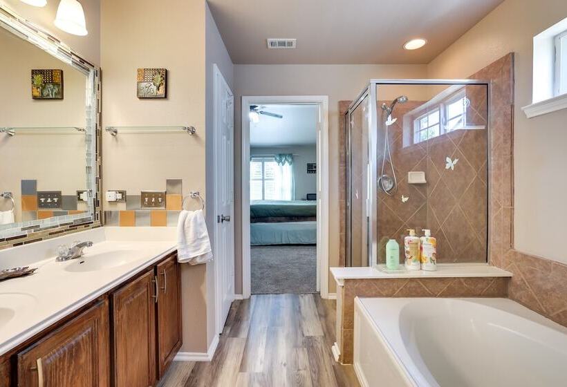 Spacious Texas Abode W/ Deck & Fenced In Yard!