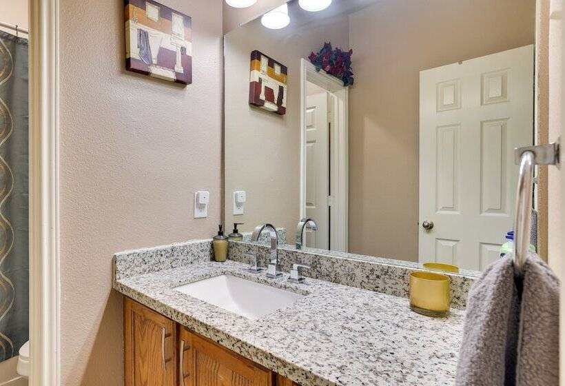 Spacious Texas Abode W/ Deck & Fenced In Yard!