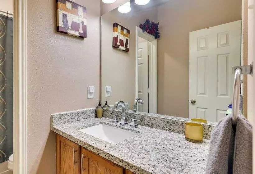 Spacious Texas Abode W/ Deck & Fenced In Yard!