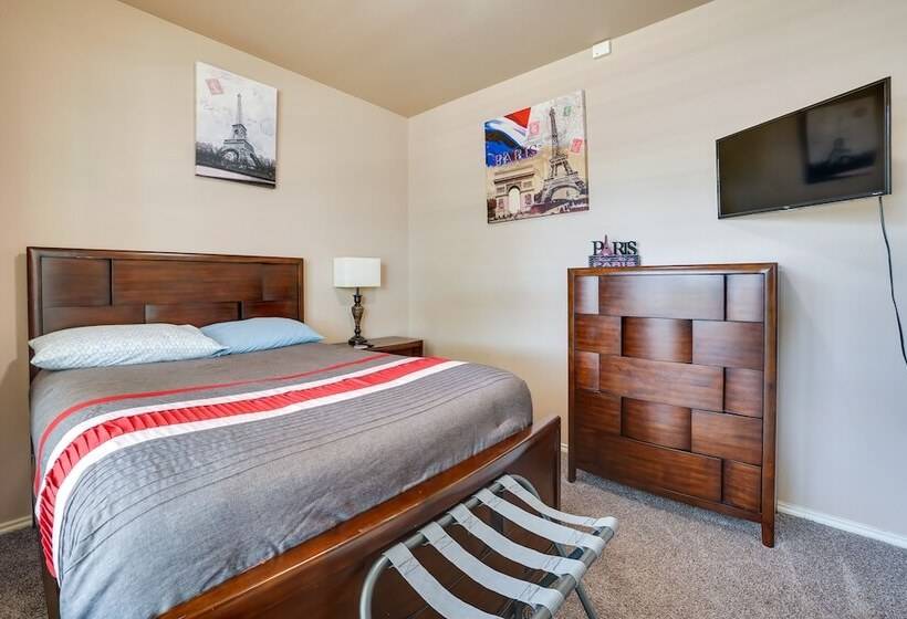 Spacious Texas Abode W/ Deck & Fenced In Yard!