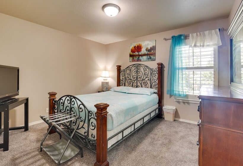 Spacious Texas Abode W/ Deck & Fenced In Yard!