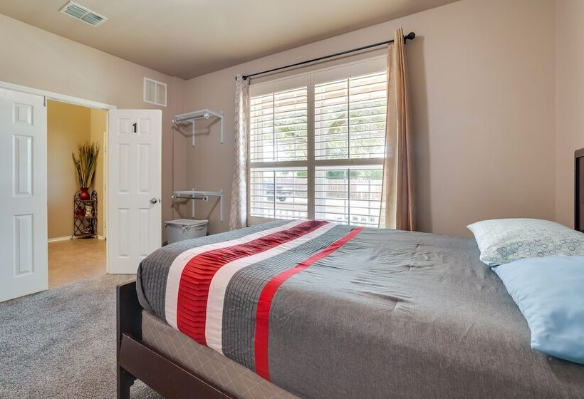 Spacious Texas Abode W/ Deck & Fenced In Yard!