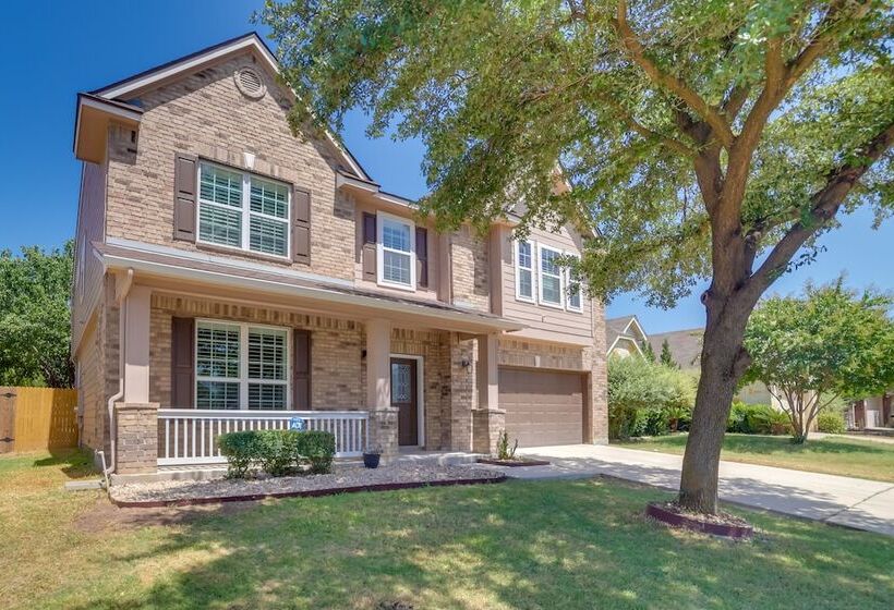 Spacious Texas Abode W/ Deck & Fenced In Yard!