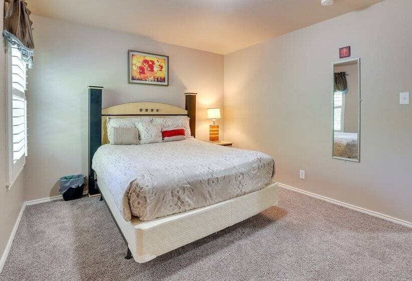 Spacious Texas Abode W/ Deck & Fenced In Yard!