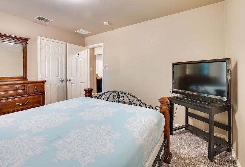 Spacious Texas Abode W/ Deck & Fenced In Yard!