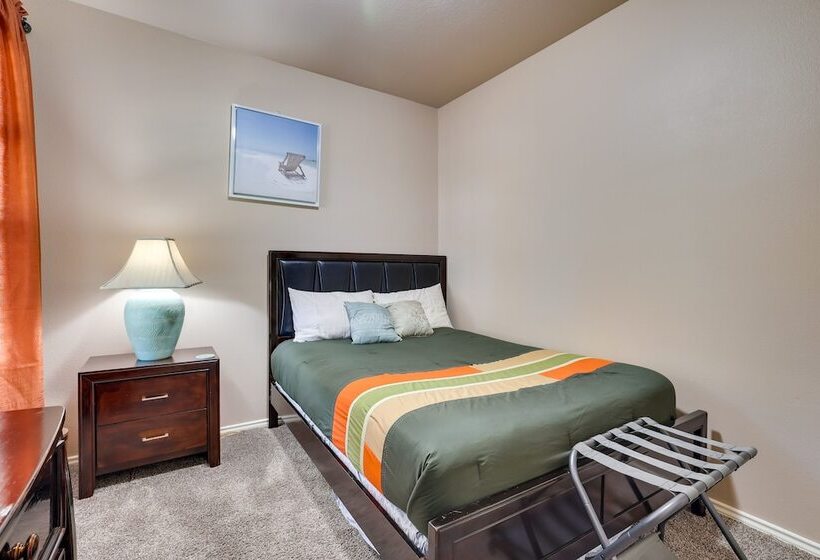 Spacious Texas Abode W/ Deck & Fenced In Yard!