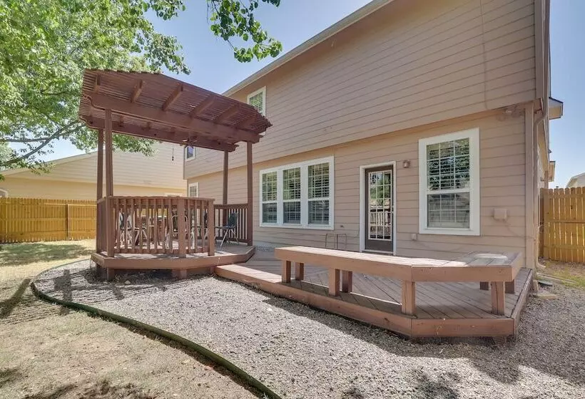 Spacious Texas Abode W/ Deck & Fenced In Yard!