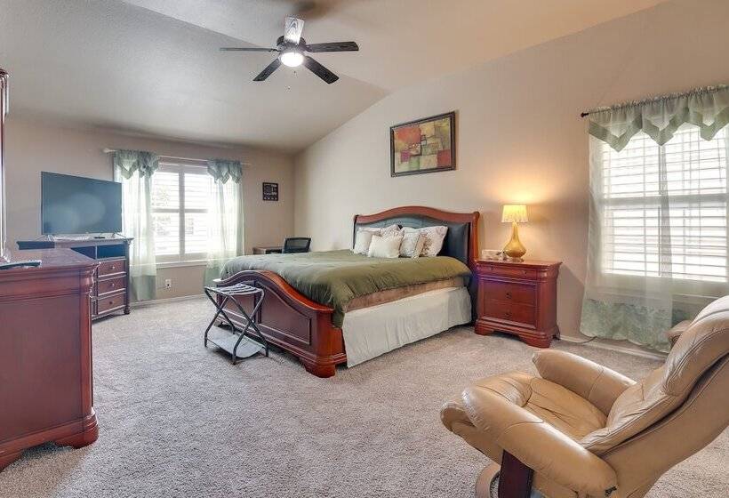 Spacious Texas Abode W/ Deck & Fenced In Yard!