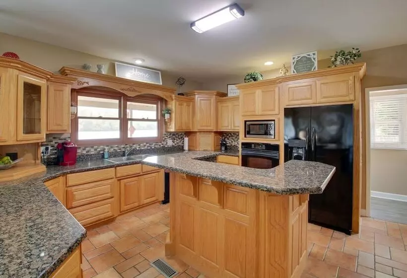 Waterfront Hot Springs Home: 19 Mi To Natl Park!